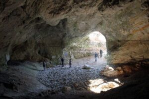 Latogatok-a-Szeleta-barlang